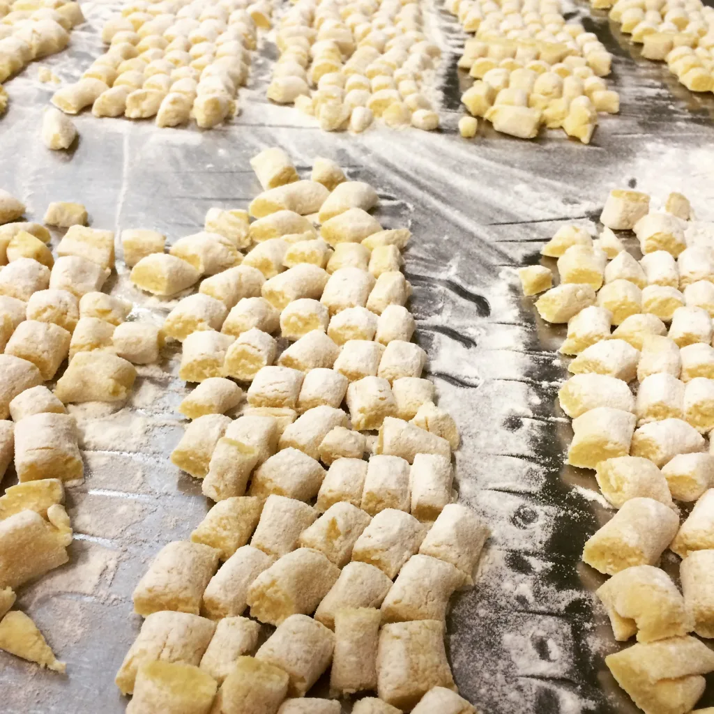 Gnocchi prodotti dallo chef, morbidi e delicati, saltati con Castelmagno, burro, ed un pò di panna.