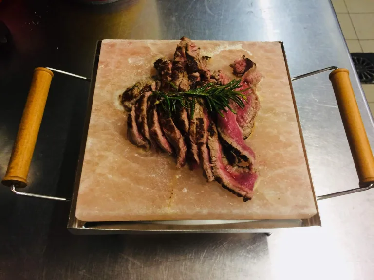 tagliata di manzo su piastra di sale dell'Himalaya