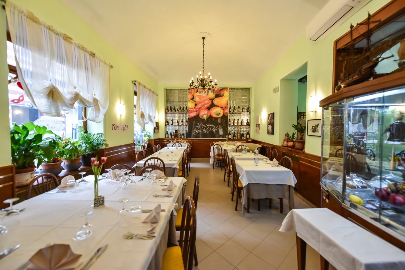 Sala d'ingresso con tavoli imbanditi e quadro dei peperoni, Ristorante La Mina