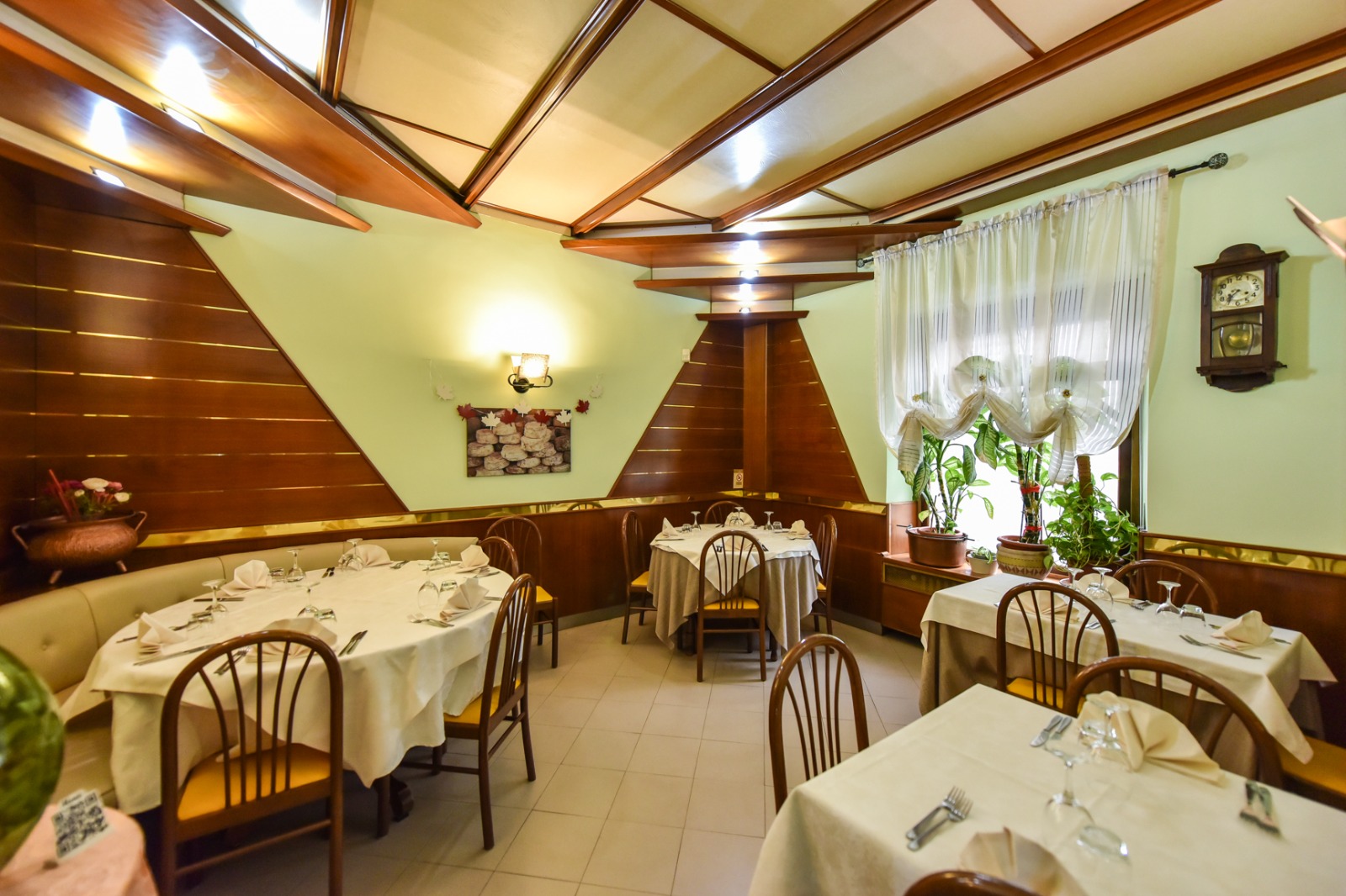 Saletta privè con boiserie in legno e panca in pelle, Ristorante La Mina