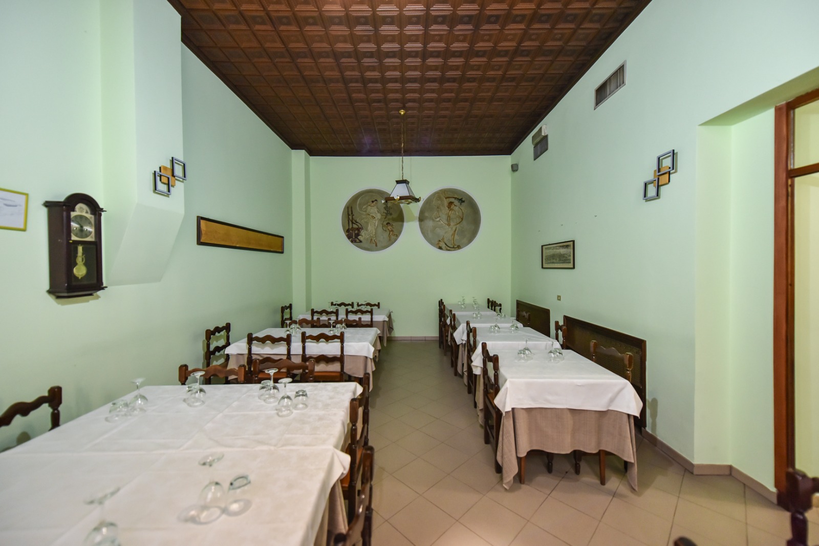 Sala retrò con soffitto a cassettoni in legno, Ristorante La Mina